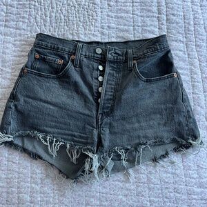 BLACK LEVI’s CUT OFF SHORTS